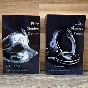 Fifty Shades Darker & Fifty Shades Freed by E L James - Paperback